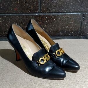 SALVATORE FERRAGAMO BLACK HEELS GOLD GANCINI HORSE BIT LEATHER OLD MONEY